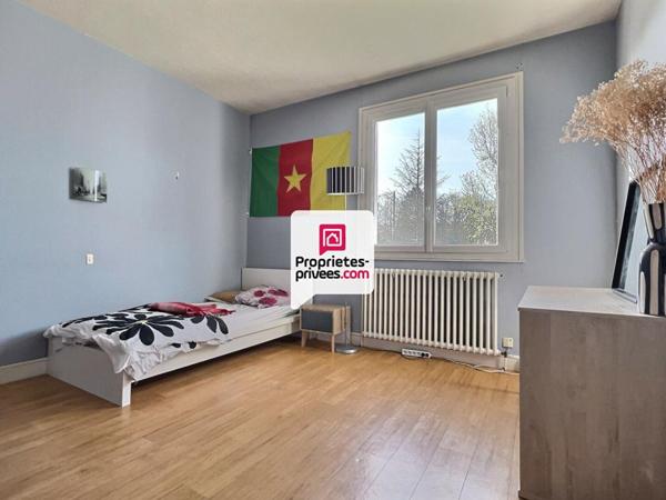 Maison T4 /5 d'env. 136 m²  avec 3/4 ch . et  garage double proche centre ville de SAINT-ASTIER (24100)