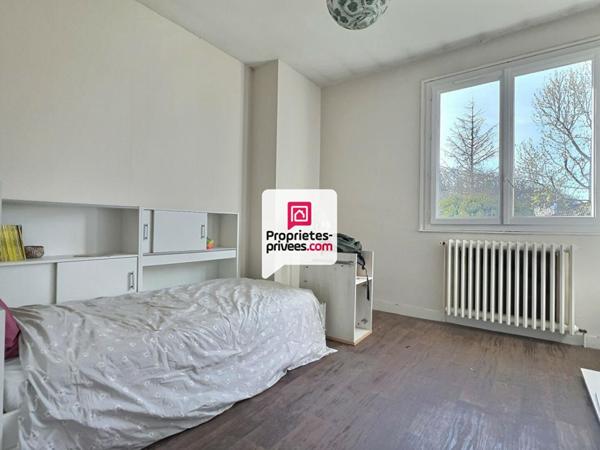 Maison T4 /5 d'env. 136 m²  avec 3/4 ch . et  garage double proche centre ville de SAINT-ASTIER (24100)