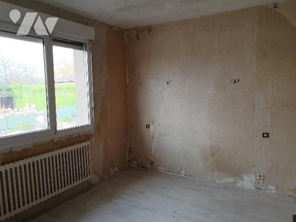 Perthes, maison jumelée F7, élevée sur 1 étage,