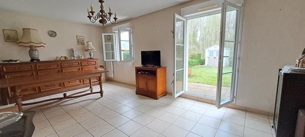 Maison 5 pièces à vendre à Étampes -A seulement 2 kms du RER C, TER direct Paris en 30 minutes, écoles et commerces.