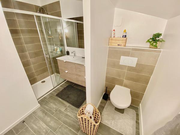 Maison 4 pièces avec terrasse et stationnements