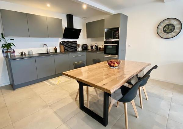 Maison 4 pièces avec terrasse et stationnements