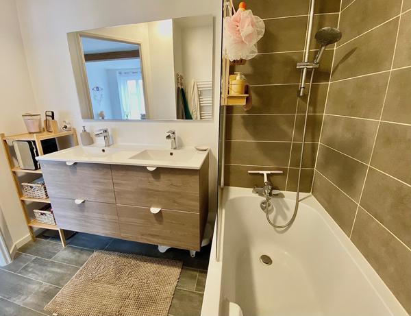 Maison 4 pièces avec terrasse et stationnements