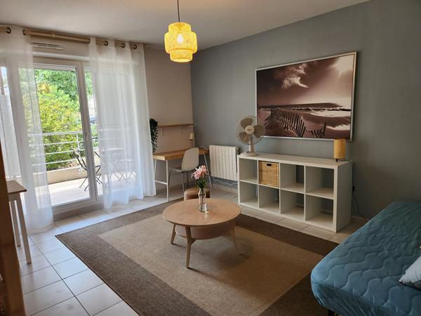 EXCLUSIVITE SUR AVIGNON - LOCATION STUDIO MEUBLE de 23.65 m² avec terrasse + parking privé