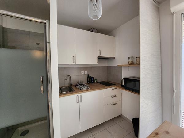 EXCLUSIVITE SUR AVIGNON - LOCATION STUDIO MEUBLE de 23.65 m² avec terrasse + parking privé