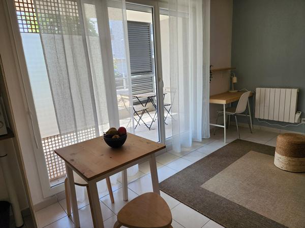 EXCLUSIVITE SUR AVIGNON - LOCATION STUDIO MEUBLE de 23.65 m² avec terrasse + parking privé