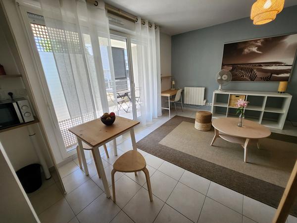 EXCLUSIVITE SUR AVIGNON - LOCATION STUDIO MEUBLE de 23.65 m² avec terrasse + parking privé