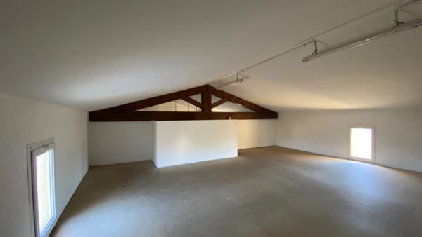 A vendre local commercial 222 m² avec terrain et parking – Ruoms (07120)