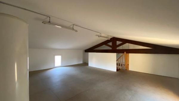 A vendre local commercial 222 m² avec terrain et parking – Ruoms (07120)