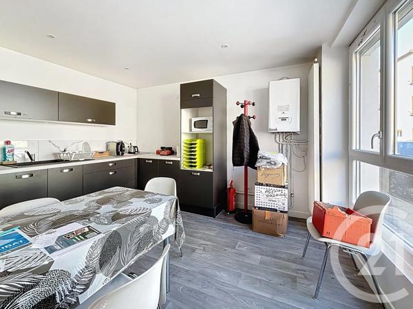 Immeuble à vendre  140 m 2   ST BONNET PRES RIOM  - 63
