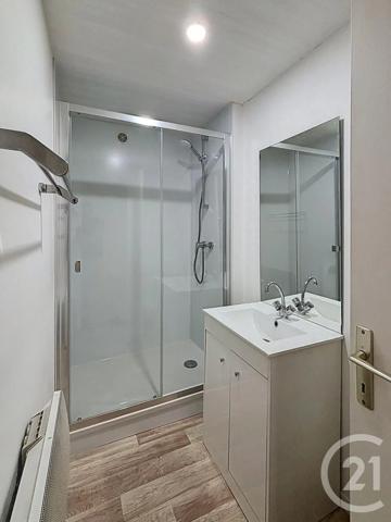 Immeuble à vendre  140 m 2   ST BONNET PRES RIOM  - 63