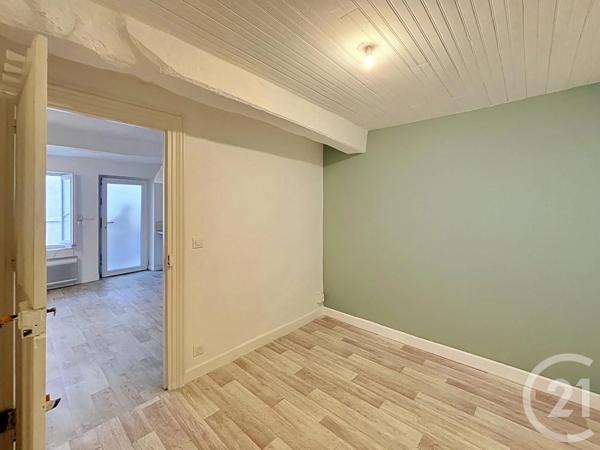 Immeuble à vendre  140 m 2   ST BONNET PRES RIOM  - 63