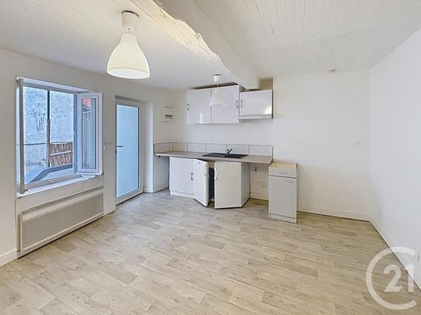 Immeuble à vendre  140 m 2   ST BONNET PRES RIOM  - 63