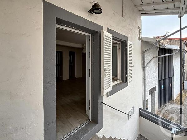 Immeuble à vendre  140 m 2   ST BONNET PRES RIOM  - 63