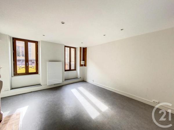 Immeuble à vendre  140 m 2   ST BONNET PRES RIOM  - 63