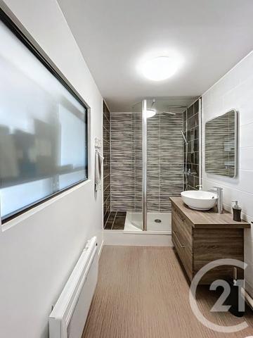 Immeuble à vendre  140 m 2   ST BONNET PRES RIOM  - 63