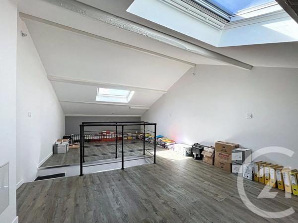 Immeuble à vendre  140 m 2   ST BONNET PRES RIOM  - 63