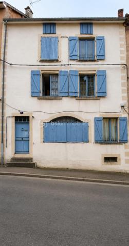 Maison de Bourg avec fort potentiel 

À découvrir, cette maison offrant de beaux volumes et un fort potentiel d’aménagement, idéale pour un projet familial ou un investissement.

Au rez-de-chaussée, un couloir dessert une salle à manger, un séjour ainsi qu’une cuisine indépendante. 

Au premier étage, vous retrouverez trois chambres, dont une actuellement aménagée en bureau.

La maison bénéficie également d’un niveau supplémentaire pouvant être aménagé, offrant de nombreuses possibilités selon votre projet, ainsi que d’un grenier.(Projection immobilière : certaines photos ont été retravaillées avec l’intelligence artificielle afin de permettre une meilleure projection après désencombrement et aménagement.)

Au sous-sol, vous disposerez d’un garage ainsi que de deux pièces supplémentaires, pouvant également être exploitées ou aménagées.

🔨 Travaux et potentiel

Des travaux de rafraîchissement et de rénovation sont à prévoir, notamment certaines menuiseries.

Les atouts du bien :

✅ Toiture en bon état
✅ Façade en bon état
✅ 3 chambres dont 1 bureau
✅ Niveau supplémentaire aménageable
✅ Grenier
✅ Garage
✅ 2 pièces au sous-sol
✅ Fort potentiel d’aménagement

Un bien particulièrement intéressant pour un investisseur, avec la possibilité d’étudier un projet de création de plusieurs logements et éventuellement une division en copropriété, sous réserve des autorisations nécessaires et de la faisabilité technique et administrative.
 Un bien à fort potentiel qui mérite d’être découvert et qui offre de nombreuses possibilités selon votre projet.
A visiter !!!