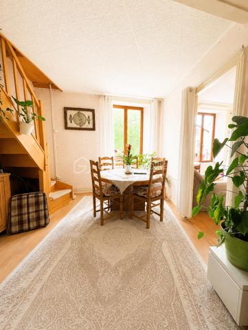 Maison de Bourg avec fort potentiel 

À découvrir, cette maison offrant de beaux volumes et un fort potentiel d’aménagement, idéale pour un projet familial ou un investissement.

Au rez-de-chaussée, un couloir dessert une salle à manger, un séjour ainsi qu’une cuisine indépendante. 

Au premier étage, vous retrouverez trois chambres, dont une actuellement aménagée en bureau.

La maison bénéficie également d’un niveau supplémentaire pouvant être aménagé, offrant de nombreuses possibilités selon votre projet, ainsi que d’un grenier.(Projection immobilière : certaines photos ont été retravaillées avec l’intelligence artificielle afin de permettre une meilleure projection après désencombrement et aménagement.)

Au sous-sol, vous disposerez d’un garage ainsi que de deux pièces supplémentaires, pouvant également être exploitées ou aménagées.

🔨 Travaux et potentiel

Des travaux de rafraîchissement et de rénovation sont à prévoir, notamment certaines menuiseries.

Les atouts du bien :

✅ Toiture en bon état
✅ Façade en bon état
✅ 3 chambres dont 1 bureau
✅ Niveau supplémentaire aménageable
✅ Grenier
✅ Garage
✅ 2 pièces au sous-sol
✅ Fort potentiel d’aménagement

Un bien particulièrement intéressant pour un investisseur, avec la possibilité d’étudier un projet de création de plusieurs logements et éventuellement une division en copropriété, sous réserve des autorisations nécessaires et de la faisabilité technique et administrative.
 Un bien à fort potentiel qui mérite d’être découvert et qui offre de nombreuses possibilités selon votre projet.
A visiter !!!