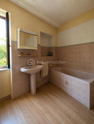 Maison de Bourg avec fort potentiel 

À découvrir, cette maison offrant de beaux volumes et un fort potentiel d’aménagement, idéale pour un projet familial ou un investissement.

Au rez-de-chaussée, un couloir dessert une salle à manger, un séjour ainsi qu’une cuisine indépendante. 

Au premier étage, vous retrouverez trois chambres, dont une actuellement aménagée en bureau.

La maison bénéficie également d’un niveau supplémentaire pouvant être aménagé, offrant de nombreuses possibilités selon votre projet, ainsi que d’un grenier.(Projection immobilière : certaines photos ont été retravaillées avec l’intelligence artificielle afin de permettre une meilleure projection après désencombrement et aménagement.)

Au sous-sol, vous disposerez d’un garage ainsi que de deux pièces supplémentaires, pouvant également être exploitées ou aménagées.

🔨 Travaux et potentiel

Des travaux de rafraîchissement et de rénovation sont à prévoir, notamment certaines menuiseries.

Les atouts du bien :

✅ Toiture en bon état
✅ Façade en bon état
✅ 3 chambres dont 1 bureau
✅ Niveau supplémentaire aménageable
✅ Grenier
✅ Garage
✅ 2 pièces au sous-sol
✅ Fort potentiel d’aménagement

Un bien particulièrement intéressant pour un investisseur, avec la possibilité d’étudier un projet de création de plusieurs logements et éventuellement une division en copropriété, sous réserve des autorisations nécessaires et de la faisabilité technique et administrative.
 Un bien à fort potentiel qui mérite d’être découvert et qui offre de nombreuses possibilités selon votre projet.
A visiter !!!