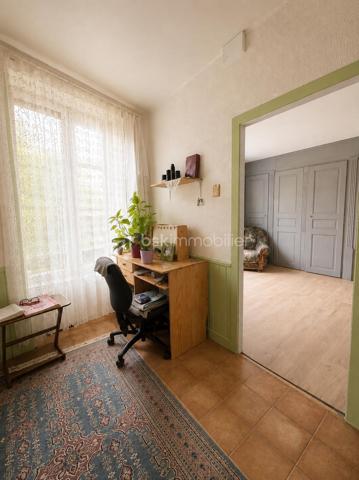 Maison de Bourg avec fort potentiel 

À découvrir, cette maison offrant de beaux volumes et un fort potentiel d’aménagement, idéale pour un projet familial ou un investissement.

Au rez-de-chaussée, un couloir dessert une salle à manger, un séjour ainsi qu’une cuisine indépendante. 

Au premier étage, vous retrouverez trois chambres, dont une actuellement aménagée en bureau.

La maison bénéficie également d’un niveau supplémentaire pouvant être aménagé, offrant de nombreuses possibilités selon votre projet, ainsi que d’un grenier.(Projection immobilière : certaines photos ont été retravaillées avec l’intelligence artificielle afin de permettre une meilleure projection après désencombrement et aménagement.)

Au sous-sol, vous disposerez d’un garage ainsi que de deux pièces supplémentaires, pouvant également être exploitées ou aménagées.

🔨 Travaux et potentiel

Des travaux de rafraîchissement et de rénovation sont à prévoir, notamment certaines menuiseries.

Les atouts du bien :

✅ Toiture en bon état
✅ Façade en bon état
✅ 3 chambres dont 1 bureau
✅ Niveau supplémentaire aménageable
✅ Grenier
✅ Garage
✅ 2 pièces au sous-sol
✅ Fort potentiel d’aménagement

Un bien particulièrement intéressant pour un investisseur, avec la possibilité d’étudier un projet de création de plusieurs logements et éventuellement une division en copropriété, sous réserve des autorisations nécessaires et de la faisabilité technique et administrative.
 Un bien à fort potentiel qui mérite d’être découvert et qui offre de nombreuses possibilités selon votre projet.
A visiter !!!