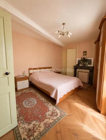 Maison de Bourg avec fort potentiel 

À découvrir, cette maison offrant de beaux volumes et un fort potentiel d’aménagement, idéale pour un projet familial ou un investissement.

Au rez-de-chaussée, un couloir dessert une salle à manger, un séjour ainsi qu’une cuisine indépendante. 

Au premier étage, vous retrouverez trois chambres, dont une actuellement aménagée en bureau.

La maison bénéficie également d’un niveau supplémentaire pouvant être aménagé, offrant de nombreuses possibilités selon votre projet, ainsi que d’un grenier.(Projection immobilière : certaines photos ont été retravaillées avec l’intelligence artificielle afin de permettre une meilleure projection après désencombrement et aménagement.)

Au sous-sol, vous disposerez d’un garage ainsi que de deux pièces supplémentaires, pouvant également être exploitées ou aménagées.

🔨 Travaux et potentiel

Des travaux de rafraîchissement et de rénovation sont à prévoir, notamment certaines menuiseries.

Les atouts du bien :

✅ Toiture en bon état
✅ Façade en bon état
✅ 3 chambres dont 1 bureau
✅ Niveau supplémentaire aménageable
✅ Grenier
✅ Garage
✅ 2 pièces au sous-sol
✅ Fort potentiel d’aménagement

Un bien particulièrement intéressant pour un investisseur, avec la possibilité d’étudier un projet de création de plusieurs logements et éventuellement une division en copropriété, sous réserve des autorisations nécessaires et de la faisabilité technique et administrative.
 Un bien à fort potentiel qui mérite d’être découvert et qui offre de nombreuses possibilités selon votre projet.
A visiter !!!
