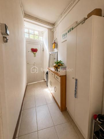 Maison de Bourg avec fort potentiel 

À découvrir, cette maison offrant de beaux volumes et un fort potentiel d’aménagement, idéale pour un projet familial ou un investissement.

Au rez-de-chaussée, un couloir dessert une salle à manger, un séjour ainsi qu’une cuisine indépendante. 

Au premier étage, vous retrouverez trois chambres, dont une actuellement aménagée en bureau.

La maison bénéficie également d’un niveau supplémentaire pouvant être aménagé, offrant de nombreuses possibilités selon votre projet, ainsi que d’un grenier.(Projection immobilière : certaines photos ont été retravaillées avec l’intelligence artificielle afin de permettre une meilleure projection après désencombrement et aménagement.)

Au sous-sol, vous disposerez d’un garage ainsi que de deux pièces supplémentaires, pouvant également être exploitées ou aménagées.

🔨 Travaux et potentiel

Des travaux de rafraîchissement et de rénovation sont à prévoir, notamment certaines menuiseries.

Les atouts du bien :

✅ Toiture en bon état
✅ Façade en bon état
✅ 3 chambres dont 1 bureau
✅ Niveau supplémentaire aménageable
✅ Grenier
✅ Garage
✅ 2 pièces au sous-sol
✅ Fort potentiel d’aménagement

Un bien particulièrement intéressant pour un investisseur, avec la possibilité d’étudier un projet de création de plusieurs logements et éventuellement une division en copropriété, sous réserve des autorisations nécessaires et de la faisabilité technique et administrative.
 Un bien à fort potentiel qui mérite d’être découvert et qui offre de nombreuses possibilités selon votre projet.
A visiter !!!