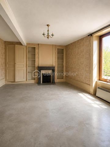 Maison de Bourg avec fort potentiel 

À découvrir, cette maison offrant de beaux volumes et un fort potentiel d’aménagement, idéale pour un projet familial ou un investissement.

Au rez-de-chaussée, un couloir dessert une salle à manger, un séjour ainsi qu’une cuisine indépendante. 

Au premier étage, vous retrouverez trois chambres, dont une actuellement aménagée en bureau.

La maison bénéficie également d’un niveau supplémentaire pouvant être aménagé, offrant de nombreuses possibilités selon votre projet, ainsi que d’un grenier.(Projection immobilière : certaines photos ont été retravaillées avec l’intelligence artificielle afin de permettre une meilleure projection après désencombrement et aménagement.)

Au sous-sol, vous disposerez d’un garage ainsi que de deux pièces supplémentaires, pouvant également être exploitées ou aménagées.

🔨 Travaux et potentiel

Des travaux de rafraîchissement et de rénovation sont à prévoir, notamment certaines menuiseries.

Les atouts du bien :

✅ Toiture en bon état
✅ Façade en bon état
✅ 3 chambres dont 1 bureau
✅ Niveau supplémentaire aménageable
✅ Grenier
✅ Garage
✅ 2 pièces au sous-sol
✅ Fort potentiel d’aménagement

Un bien particulièrement intéressant pour un investisseur, avec la possibilité d’étudier un projet de création de plusieurs logements et éventuellement une division en copropriété, sous réserve des autorisations nécessaires et de la faisabilité technique et administrative.
 Un bien à fort potentiel qui mérite d’être découvert et qui offre de nombreuses possibilités selon votre projet.
A visiter !!!