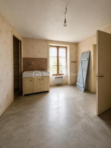 Maison de Bourg avec fort potentiel 

À découvrir, cette maison offrant de beaux volumes et un fort potentiel d’aménagement, idéale pour un projet familial ou un investissement.

Au rez-de-chaussée, un couloir dessert une salle à manger, un séjour ainsi qu’une cuisine indépendante. 

Au premier étage, vous retrouverez trois chambres, dont une actuellement aménagée en bureau.

La maison bénéficie également d’un niveau supplémentaire pouvant être aménagé, offrant de nombreuses possibilités selon votre projet, ainsi que d’un grenier.(Projection immobilière : certaines photos ont été retravaillées avec l’intelligence artificielle afin de permettre une meilleure projection après désencombrement et aménagement.)

Au sous-sol, vous disposerez d’un garage ainsi que de deux pièces supplémentaires, pouvant également être exploitées ou aménagées.

🔨 Travaux et potentiel

Des travaux de rafraîchissement et de rénovation sont à prévoir, notamment certaines menuiseries.

Les atouts du bien :

✅ Toiture en bon état
✅ Façade en bon état
✅ 3 chambres dont 1 bureau
✅ Niveau supplémentaire aménageable
✅ Grenier
✅ Garage
✅ 2 pièces au sous-sol
✅ Fort potentiel d’aménagement

Un bien particulièrement intéressant pour un investisseur, avec la possibilité d’étudier un projet de création de plusieurs logements et éventuellement une division en copropriété, sous réserve des autorisations nécessaires et de la faisabilité technique et administrative.
 Un bien à fort potentiel qui mérite d’être découvert et qui offre de nombreuses possibilités selon votre projet.
A visiter !!!