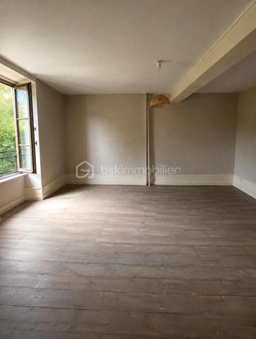 Maison de Bourg avec fort potentiel 

À découvrir, cette maison offrant de beaux volumes et un fort potentiel d’aménagement, idéale pour un projet familial ou un investissement.

Au rez-de-chaussée, un couloir dessert une salle à manger, un séjour ainsi qu’une cuisine indépendante. 

Au premier étage, vous retrouverez trois chambres, dont une actuellement aménagée en bureau.

La maison bénéficie également d’un niveau supplémentaire pouvant être aménagé, offrant de nombreuses possibilités selon votre projet, ainsi que d’un grenier.(Projection immobilière : certaines photos ont été retravaillées avec l’intelligence artificielle afin de permettre une meilleure projection après désencombrement et aménagement.)

Au sous-sol, vous disposerez d’un garage ainsi que de deux pièces supplémentaires, pouvant également être exploitées ou aménagées.

🔨 Travaux et potentiel

Des travaux de rafraîchissement et de rénovation sont à prévoir, notamment certaines menuiseries.

Les atouts du bien :

✅ Toiture en bon état
✅ Façade en bon état
✅ 3 chambres dont 1 bureau
✅ Niveau supplémentaire aménageable
✅ Grenier
✅ Garage
✅ 2 pièces au sous-sol
✅ Fort potentiel d’aménagement

Un bien particulièrement intéressant pour un investisseur, avec la possibilité d’étudier un projet de création de plusieurs logements et éventuellement une division en copropriété, sous réserve des autorisations nécessaires et de la faisabilité technique et administrative.
 Un bien à fort potentiel qui mérite d’être découvert et qui offre de nombreuses possibilités selon votre projet.
A visiter !!!