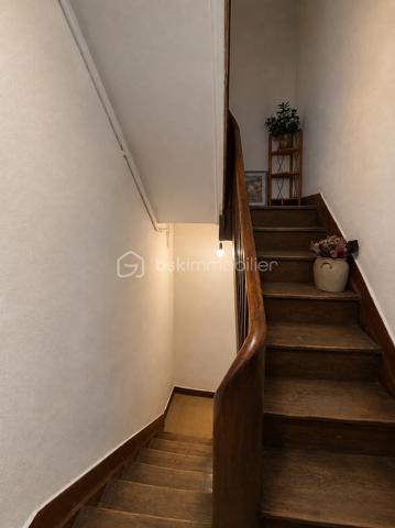 Maison de Bourg avec fort potentiel 

À découvrir, cette maison offrant de beaux volumes et un fort potentiel d’aménagement, idéale pour un projet familial ou un investissement.

Au rez-de-chaussée, un couloir dessert une salle à manger, un séjour ainsi qu’une cuisine indépendante. 

Au premier étage, vous retrouverez trois chambres, dont une actuellement aménagée en bureau.

La maison bénéficie également d’un niveau supplémentaire pouvant être aménagé, offrant de nombreuses possibilités selon votre projet, ainsi que d’un grenier.(Projection immobilière : certaines photos ont été retravaillées avec l’intelligence artificielle afin de permettre une meilleure projection après désencombrement et aménagement.)

Au sous-sol, vous disposerez d’un garage ainsi que de deux pièces supplémentaires, pouvant également être exploitées ou aménagées.

🔨 Travaux et potentiel

Des travaux de rafraîchissement et de rénovation sont à prévoir, notamment certaines menuiseries.

Les atouts du bien :

✅ Toiture en bon état
✅ Façade en bon état
✅ 3 chambres dont 1 bureau
✅ Niveau supplémentaire aménageable
✅ Grenier
✅ Garage
✅ 2 pièces au sous-sol
✅ Fort potentiel d’aménagement

Un bien particulièrement intéressant pour un investisseur, avec la possibilité d’étudier un projet de création de plusieurs logements et éventuellement une division en copropriété, sous réserve des autorisations nécessaires et de la faisabilité technique et administrative.
 Un bien à fort potentiel qui mérite d’être découvert et qui offre de nombreuses possibilités selon votre projet.
A visiter !!!