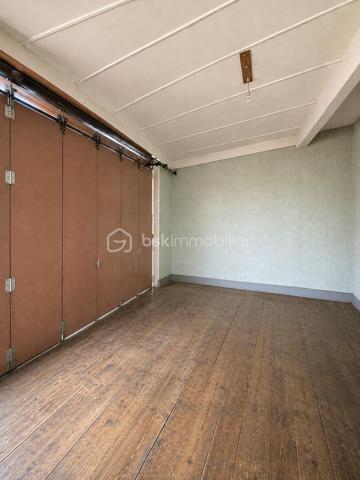 Maison de Bourg avec fort potentiel 

À découvrir, cette maison offrant de beaux volumes et un fort potentiel d’aménagement, idéale pour un projet familial ou un investissement.

Au rez-de-chaussée, un couloir dessert une salle à manger, un séjour ainsi qu’une cuisine indépendante. 

Au premier étage, vous retrouverez trois chambres, dont une actuellement aménagée en bureau.

La maison bénéficie également d’un niveau supplémentaire pouvant être aménagé, offrant de nombreuses possibilités selon votre projet, ainsi que d’un grenier.(Projection immobilière : certaines photos ont été retravaillées avec l’intelligence artificielle afin de permettre une meilleure projection après désencombrement et aménagement.)

Au sous-sol, vous disposerez d’un garage ainsi que de deux pièces supplémentaires, pouvant également être exploitées ou aménagées.

🔨 Travaux et potentiel

Des travaux de rafraîchissement et de rénovation sont à prévoir, notamment certaines menuiseries.

Les atouts du bien :

✅ Toiture en bon état
✅ Façade en bon état
✅ 3 chambres dont 1 bureau
✅ Niveau supplémentaire aménageable
✅ Grenier
✅ Garage
✅ 2 pièces au sous-sol
✅ Fort potentiel d’aménagement

Un bien particulièrement intéressant pour un investisseur, avec la possibilité d’étudier un projet de création de plusieurs logements et éventuellement une division en copropriété, sous réserve des autorisations nécessaires et de la faisabilité technique et administrative.
 Un bien à fort potentiel qui mérite d’être découvert et qui offre de nombreuses possibilités selon votre projet.
A visiter !!!