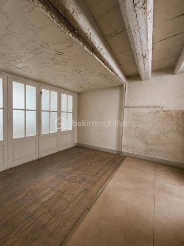 Maison de Bourg avec fort potentiel 

À découvrir, cette maison offrant de beaux volumes et un fort potentiel d’aménagement, idéale pour un projet familial ou un investissement.

Au rez-de-chaussée, un couloir dessert une salle à manger, un séjour ainsi qu’une cuisine indépendante. 

Au premier étage, vous retrouverez trois chambres, dont une actuellement aménagée en bureau.

La maison bénéficie également d’un niveau supplémentaire pouvant être aménagé, offrant de nombreuses possibilités selon votre projet, ainsi que d’un grenier.(Projection immobilière : certaines photos ont été retravaillées avec l’intelligence artificielle afin de permettre une meilleure projection après désencombrement et aménagement.)

Au sous-sol, vous disposerez d’un garage ainsi que de deux pièces supplémentaires, pouvant également être exploitées ou aménagées.

🔨 Travaux et potentiel

Des travaux de rafraîchissement et de rénovation sont à prévoir, notamment certaines menuiseries.

Les atouts du bien :

✅ Toiture en bon état
✅ Façade en bon état
✅ 3 chambres dont 1 bureau
✅ Niveau supplémentaire aménageable
✅ Grenier
✅ Garage
✅ 2 pièces au sous-sol
✅ Fort potentiel d’aménagement

Un bien particulièrement intéressant pour un investisseur, avec la possibilité d’étudier un projet de création de plusieurs logements et éventuellement une division en copropriété, sous réserve des autorisations nécessaires et de la faisabilité technique et administrative.
 Un bien à fort potentiel qui mérite d’être découvert et qui offre de nombreuses possibilités selon votre projet.
A visiter !!!