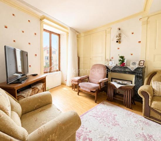 Maison de Bourg avec fort potentiel 

À découvrir, cette maison offrant de beaux volumes et un fort potentiel d’aménagement, idéale pour un projet familial ou un investissement.

Au rez-de-chaussée, un couloir dessert une salle à manger, un séjour ainsi qu’une cuisine indépendante. 

Au premier étage, vous retrouverez trois chambres, dont une actuellement aménagée en bureau.

La maison bénéficie également d’un niveau supplémentaire pouvant être aménagé, offrant de nombreuses possibilités selon votre projet, ainsi que d’un grenier.(Projection immobilière : certaines photos ont été retravaillées avec l’intelligence artificielle afin de permettre une meilleure projection après désencombrement et aménagement.)

Au sous-sol, vous disposerez d’un garage ainsi que de deux pièces supplémentaires, pouvant également être exploitées ou aménagées.

🔨 Travaux et potentiel

Des travaux de rafraîchissement et de rénovation sont à prévoir, notamment certaines menuiseries.

Les atouts du bien :

✅ Toiture en bon état
✅ Façade en bon état
✅ 3 chambres dont 1 bureau
✅ Niveau supplémentaire aménageable
✅ Grenier
✅ Garage
✅ 2 pièces au sous-sol
✅ Fort potentiel d’aménagement

Un bien particulièrement intéressant pour un investisseur, avec la possibilité d’étudier un projet de création de plusieurs logements et éventuellement une division en copropriété, sous réserve des autorisations nécessaires et de la faisabilité technique et administrative.
 Un bien à fort potentiel qui mérite d’être découvert et qui offre de nombreuses possibilités selon votre projet.
A visiter !!!