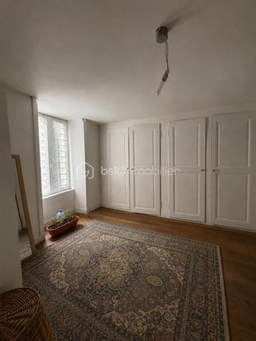 Maison de Bourg avec fort potentiel 

À découvrir, cette maison offrant de beaux volumes et un fort potentiel d’aménagement, idéale pour un projet familial ou un investissement.

Au rez-de-chaussée, un couloir dessert une salle à manger, un séjour ainsi qu’une cuisine indépendante. 

Au premier étage, vous retrouverez trois chambres, dont une actuellement aménagée en bureau.

La maison bénéficie également d’un niveau supplémentaire pouvant être aménagé, offrant de nombreuses possibilités selon votre projet, ainsi que d’un grenier.(Projection immobilière : certaines photos ont été retravaillées avec l’intelligence artificielle afin de permettre une meilleure projection après désencombrement et aménagement.)

Au sous-sol, vous disposerez d’un garage ainsi que de deux pièces supplémentaires, pouvant également être exploitées ou aménagées.

🔨 Travaux et potentiel

Des travaux de rafraîchissement et de rénovation sont à prévoir, notamment certaines menuiseries.

Les atouts du bien :

✅ Toiture en bon état
✅ Façade en bon état
✅ 3 chambres dont 1 bureau
✅ Niveau supplémentaire aménageable
✅ Grenier
✅ Garage
✅ 2 pièces au sous-sol
✅ Fort potentiel d’aménagement

Un bien particulièrement intéressant pour un investisseur, avec la possibilité d’étudier un projet de création de plusieurs logements et éventuellement une division en copropriété, sous réserve des autorisations nécessaires et de la faisabilité technique et administrative.
 Un bien à fort potentiel qui mérite d’être découvert et qui offre de nombreuses possibilités selon votre projet.
A visiter !!!