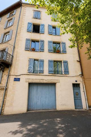 Maison de Bourg avec fort potentiel 

À découvrir, cette maison offrant de beaux volumes et un fort potentiel d’aménagement, idéale pour un projet familial ou un investissement.

Au rez-de-chaussée, un couloir dessert une salle à manger, un séjour ainsi qu’une cuisine indépendante. 

Au premier étage, vous retrouverez trois chambres, dont une actuellement aménagée en bureau.

La maison bénéficie également d’un niveau supplémentaire pouvant être aménagé, offrant de nombreuses possibilités selon votre projet, ainsi que d’un grenier.(Projection immobilière : certaines photos ont été retravaillées avec l’intelligence artificielle afin de permettre une meilleure projection après désencombrement et aménagement.)

Au sous-sol, vous disposerez d’un garage ainsi que de deux pièces supplémentaires, pouvant également être exploitées ou aménagées.

🔨 Travaux et potentiel

Des travaux de rafraîchissement et de rénovation sont à prévoir, notamment certaines menuiseries.

Les atouts du bien :

✅ Toiture en bon état
✅ Façade en bon état
✅ 3 chambres dont 1 bureau
✅ Niveau supplémentaire aménageable
✅ Grenier
✅ Garage
✅ 2 pièces au sous-sol
✅ Fort potentiel d’aménagement

Un bien particulièrement intéressant pour un investisseur, avec la possibilité d’étudier un projet de création de plusieurs logements et éventuellement une division en copropriété, sous réserve des autorisations nécessaires et de la faisabilité technique et administrative.
 Un bien à fort potentiel qui mérite d’être découvert et qui offre de nombreuses possibilités selon votre projet.
A visiter !!!