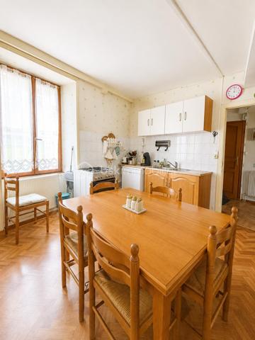 Maison de Bourg avec fort potentiel 

À découvrir, cette maison offrant de beaux volumes et un fort potentiel d’aménagement, idéale pour un projet familial ou un investissement.

Au rez-de-chaussée, un couloir dessert une salle à manger, un séjour ainsi qu’une cuisine indépendante. 

Au premier étage, vous retrouverez trois chambres, dont une actuellement aménagée en bureau.

La maison bénéficie également d’un niveau supplémentaire pouvant être aménagé, offrant de nombreuses possibilités selon votre projet, ainsi que d’un grenier.(Projection immobilière : certaines photos ont été retravaillées avec l’intelligence artificielle afin de permettre une meilleure projection après désencombrement et aménagement.)

Au sous-sol, vous disposerez d’un garage ainsi que de deux pièces supplémentaires, pouvant également être exploitées ou aménagées.

🔨 Travaux et potentiel

Des travaux de rafraîchissement et de rénovation sont à prévoir, notamment certaines menuiseries.

Les atouts du bien :

✅ Toiture en bon état
✅ Façade en bon état
✅ 3 chambres dont 1 bureau
✅ Niveau supplémentaire aménageable
✅ Grenier
✅ Garage
✅ 2 pièces au sous-sol
✅ Fort potentiel d’aménagement

Un bien particulièrement intéressant pour un investisseur, avec la possibilité d’étudier un projet de création de plusieurs logements et éventuellement une division en copropriété, sous réserve des autorisations nécessaires et de la faisabilité technique et administrative.
 Un bien à fort potentiel qui mérite d’être découvert et qui offre de nombreuses possibilités selon votre projet.
A visiter !!!