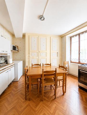 Maison de Bourg avec fort potentiel 

À découvrir, cette maison offrant de beaux volumes et un fort potentiel d’aménagement, idéale pour un projet familial ou un investissement.

Au rez-de-chaussée, un couloir dessert une salle à manger, un séjour ainsi qu’une cuisine indépendante. 

Au premier étage, vous retrouverez trois chambres, dont une actuellement aménagée en bureau.

La maison bénéficie également d’un niveau supplémentaire pouvant être aménagé, offrant de nombreuses possibilités selon votre projet, ainsi que d’un grenier.(Projection immobilière : certaines photos ont été retravaillées avec l’intelligence artificielle afin de permettre une meilleure projection après désencombrement et aménagement.)

Au sous-sol, vous disposerez d’un garage ainsi que de deux pièces supplémentaires, pouvant également être exploitées ou aménagées.

🔨 Travaux et potentiel

Des travaux de rafraîchissement et de rénovation sont à prévoir, notamment certaines menuiseries.

Les atouts du bien :

✅ Toiture en bon état
✅ Façade en bon état
✅ 3 chambres dont 1 bureau
✅ Niveau supplémentaire aménageable
✅ Grenier
✅ Garage
✅ 2 pièces au sous-sol
✅ Fort potentiel d’aménagement

Un bien particulièrement intéressant pour un investisseur, avec la possibilité d’étudier un projet de création de plusieurs logements et éventuellement une division en copropriété, sous réserve des autorisations nécessaires et de la faisabilité technique et administrative.
 Un bien à fort potentiel qui mérite d’être découvert et qui offre de nombreuses possibilités selon votre projet.
A visiter !!!