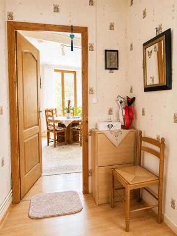 Maison de Bourg avec fort potentiel 

À découvrir, cette maison offrant de beaux volumes et un fort potentiel d’aménagement, idéale pour un projet familial ou un investissement.

Au rez-de-chaussée, un couloir dessert une salle à manger, un séjour ainsi qu’une cuisine indépendante. 

Au premier étage, vous retrouverez trois chambres, dont une actuellement aménagée en bureau.

La maison bénéficie également d’un niveau supplémentaire pouvant être aménagé, offrant de nombreuses possibilités selon votre projet, ainsi que d’un grenier.(Projection immobilière : certaines photos ont été retravaillées avec l’intelligence artificielle afin de permettre une meilleure projection après désencombrement et aménagement.)

Au sous-sol, vous disposerez d’un garage ainsi que de deux pièces supplémentaires, pouvant également être exploitées ou aménagées.

🔨 Travaux et potentiel

Des travaux de rafraîchissement et de rénovation sont à prévoir, notamment certaines menuiseries.

Les atouts du bien :

✅ Toiture en bon état
✅ Façade en bon état
✅ 3 chambres dont 1 bureau
✅ Niveau supplémentaire aménageable
✅ Grenier
✅ Garage
✅ 2 pièces au sous-sol
✅ Fort potentiel d’aménagement

Un bien particulièrement intéressant pour un investisseur, avec la possibilité d’étudier un projet de création de plusieurs logements et éventuellement une division en copropriété, sous réserve des autorisations nécessaires et de la faisabilité technique et administrative.
 Un bien à fort potentiel qui mérite d’être découvert et qui offre de nombreuses possibilités selon votre projet.
A visiter !!!