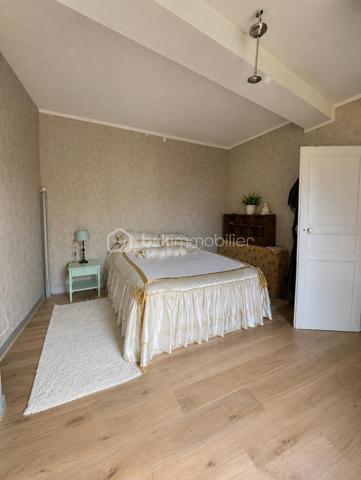 Maison de Bourg avec fort potentiel 

À découvrir, cette maison offrant de beaux volumes et un fort potentiel d’aménagement, idéale pour un projet familial ou un investissement.

Au rez-de-chaussée, un couloir dessert une salle à manger, un séjour ainsi qu’une cuisine indépendante. 

Au premier étage, vous retrouverez trois chambres, dont une actuellement aménagée en bureau.

La maison bénéficie également d’un niveau supplémentaire pouvant être aménagé, offrant de nombreuses possibilités selon votre projet, ainsi que d’un grenier.(Projection immobilière : certaines photos ont été retravaillées avec l’intelligence artificielle afin de permettre une meilleure projection après désencombrement et aménagement.)

Au sous-sol, vous disposerez d’un garage ainsi que de deux pièces supplémentaires, pouvant également être exploitées ou aménagées.

🔨 Travaux et potentiel

Des travaux de rafraîchissement et de rénovation sont à prévoir, notamment certaines menuiseries.

Les atouts du bien :

✅ Toiture en bon état
✅ Façade en bon état
✅ 3 chambres dont 1 bureau
✅ Niveau supplémentaire aménageable
✅ Grenier
✅ Garage
✅ 2 pièces au sous-sol
✅ Fort potentiel d’aménagement

Un bien particulièrement intéressant pour un investisseur, avec la possibilité d’étudier un projet de création de plusieurs logements et éventuellement une division en copropriété, sous réserve des autorisations nécessaires et de la faisabilité technique et administrative.
 Un bien à fort potentiel qui mérite d’être découvert et qui offre de nombreuses possibilités selon votre projet.
A visiter !!!