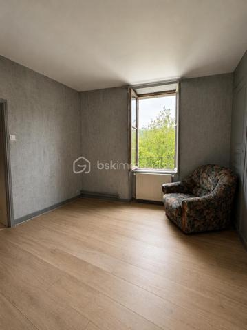 Maison de Bourg avec fort potentiel 

À découvrir, cette maison offrant de beaux volumes et un fort potentiel d’aménagement, idéale pour un projet familial ou un investissement.

Au rez-de-chaussée, un couloir dessert une salle à manger, un séjour ainsi qu’une cuisine indépendante. 

Au premier étage, vous retrouverez trois chambres, dont une actuellement aménagée en bureau.

La maison bénéficie également d’un niveau supplémentaire pouvant être aménagé, offrant de nombreuses possibilités selon votre projet, ainsi que d’un grenier.(Projection immobilière : certaines photos ont été retravaillées avec l’intelligence artificielle afin de permettre une meilleure projection après désencombrement et aménagement.)

Au sous-sol, vous disposerez d’un garage ainsi que de deux pièces supplémentaires, pouvant également être exploitées ou aménagées.

🔨 Travaux et potentiel

Des travaux de rafraîchissement et de rénovation sont à prévoir, notamment certaines menuiseries.

Les atouts du bien :

✅ Toiture en bon état
✅ Façade en bon état
✅ 3 chambres dont 1 bureau
✅ Niveau supplémentaire aménageable
✅ Grenier
✅ Garage
✅ 2 pièces au sous-sol
✅ Fort potentiel d’aménagement

Un bien particulièrement intéressant pour un investisseur, avec la possibilité d’étudier un projet de création de plusieurs logements et éventuellement une division en copropriété, sous réserve des autorisations nécessaires et de la faisabilité technique et administrative.
 Un bien à fort potentiel qui mérite d’être découvert et qui offre de nombreuses possibilités selon votre projet.
A visiter !!!