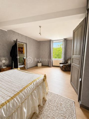 Maison de Bourg avec fort potentiel 

À découvrir, cette maison offrant de beaux volumes et un fort potentiel d’aménagement, idéale pour un projet familial ou un investissement.

Au rez-de-chaussée, un couloir dessert une salle à manger, un séjour ainsi qu’une cuisine indépendante. 

Au premier étage, vous retrouverez trois chambres, dont une actuellement aménagée en bureau.

La maison bénéficie également d’un niveau supplémentaire pouvant être aménagé, offrant de nombreuses possibilités selon votre projet, ainsi que d’un grenier.(Projection immobilière : certaines photos ont été retravaillées avec l’intelligence artificielle afin de permettre une meilleure projection après désencombrement et aménagement.)

Au sous-sol, vous disposerez d’un garage ainsi que de deux pièces supplémentaires, pouvant également être exploitées ou aménagées.

🔨 Travaux et potentiel

Des travaux de rafraîchissement et de rénovation sont à prévoir, notamment certaines menuiseries.

Les atouts du bien :

✅ Toiture en bon état
✅ Façade en bon état
✅ 3 chambres dont 1 bureau
✅ Niveau supplémentaire aménageable
✅ Grenier
✅ Garage
✅ 2 pièces au sous-sol
✅ Fort potentiel d’aménagement

Un bien particulièrement intéressant pour un investisseur, avec la possibilité d’étudier un projet de création de plusieurs logements et éventuellement une division en copropriété, sous réserve des autorisations nécessaires et de la faisabilité technique et administrative.
 Un bien à fort potentiel qui mérite d’être découvert et qui offre de nombreuses possibilités selon votre projet.
A visiter !!!