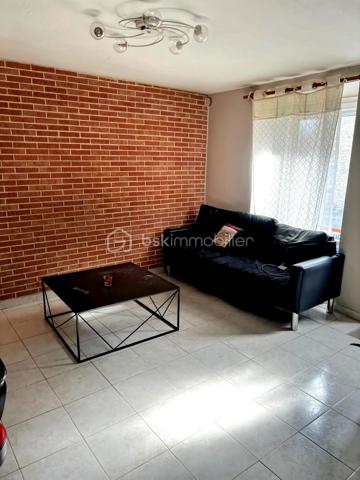 Maison de ville située au coeur du centre ville, proche des commerçants, de la mairie.
cette maison de 62 m² et composée de deux étages , d'une petite cour privée, au RDC on y retrouve une cuisine équipée , un grand séjour salon, Au premier étage :   une salle d'eau avec douche et wc, 2 chambres, au deuxième étage : une pièce mansardée pouvant accueillir une chambre. Une cave vient complété ce bien.  Plusieurs possibilités de stationnement a proximité