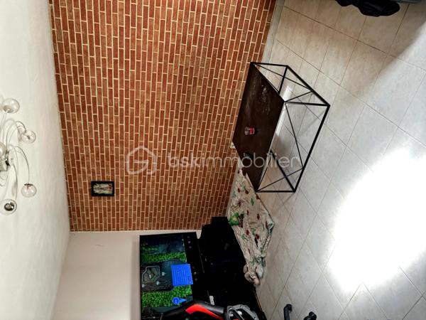 Maison de ville située au coeur du centre ville, proche des commerçants, de la mairie.
cette maison de 62 m² et composée de deux étages , d'une petite cour privée, au RDC on y retrouve une cuisine équipée , un grand séjour salon, Au premier étage :   une salle d'eau avec douche et wc, 2 chambres, au deuxième étage : une pièce mansardée pouvant accueillir une chambre. Une cave vient complété ce bien.  Plusieurs possibilités de stationnement a proximité