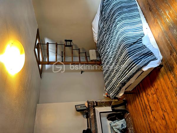 Maison de ville située au coeur du centre ville, proche des commerçants, de la mairie.
cette maison de 62 m² et composée de deux étages , d'une petite cour privée, au RDC on y retrouve une cuisine équipée , un grand séjour salon, Au premier étage :   une salle d'eau avec douche et wc, 2 chambres, au deuxième étage : une pièce mansardée pouvant accueillir une chambre. Une cave vient complété ce bien.  Plusieurs possibilités de stationnement a proximité