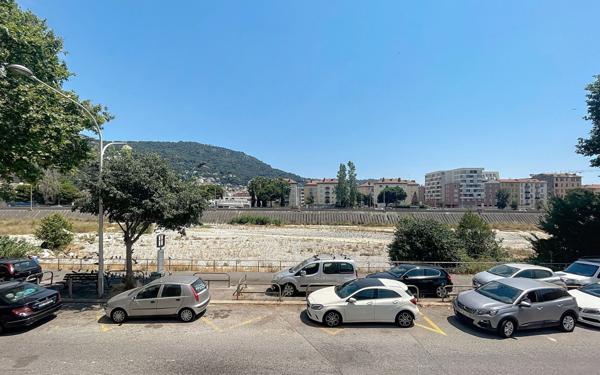 Immeuble à vendre    6 pièces • 233 m2 Nice