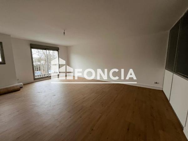 Location Local commercial 2 pièces 52.99 m² - 145 AVENUE DE LA REPUBLIQUE Pontault Combault 77340