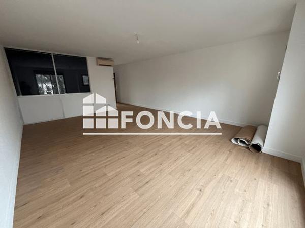 Location Local commercial 2 pièces 52.99 m² - 145 AVENUE DE LA REPUBLIQUE Pontault Combault 77340