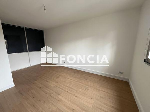 Location Local commercial 2 pièces 52.99 m² - 145 AVENUE DE LA REPUBLIQUE Pontault Combault 77340