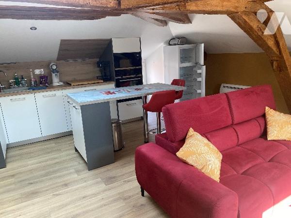 Châlons Plein Centre Ville, appartement avec ascenseur comprenant :
séjour avec cuisine ouverte équi